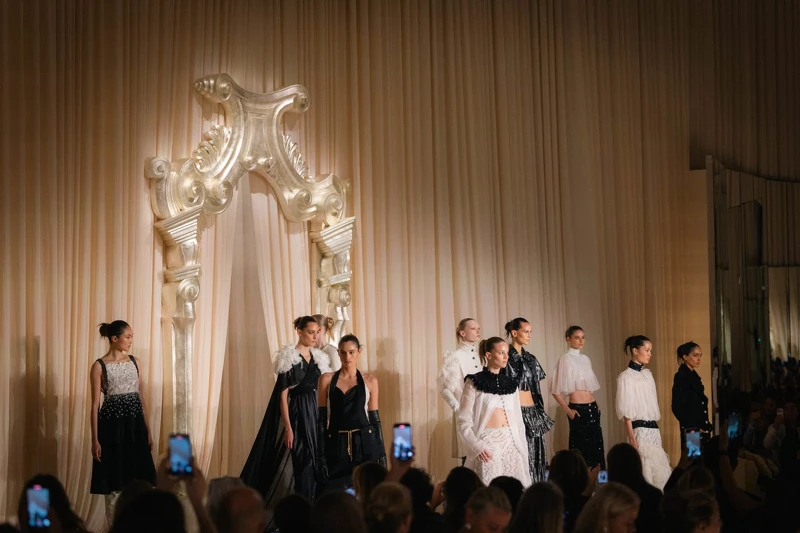 Chanel2025秋冬高級訂製大秀以田園牧歌歌頌高訂的精緻與價值。 Chanel2025秋冬高級訂製大秀以田園牧歌歌頌高訂的精緻與價值。