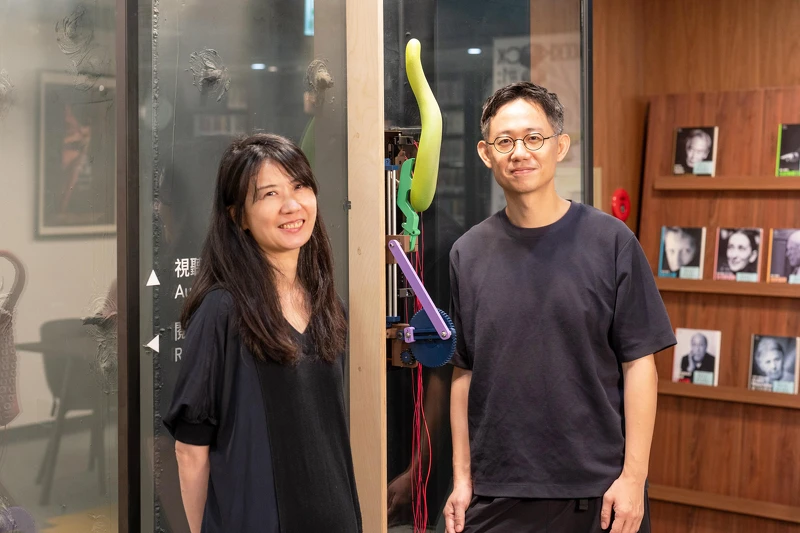 國家兩廳院藝術推廣組組長王萱儀與藝術家羅智信 國家兩廳院藝術推廣組組長王萱儀與藝術家羅智信
