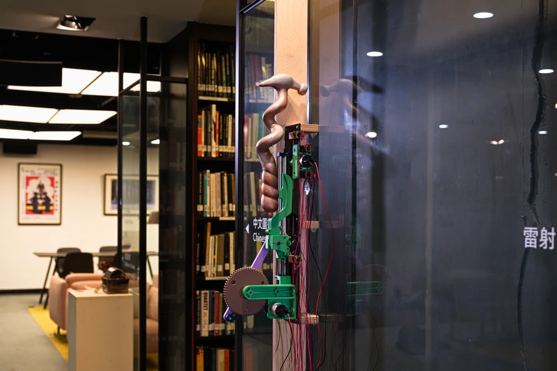 《KnockKnock #1: 黃瓜》系列作品:錘子 《KnockKnock #1: 黃瓜》系列作品:錘子