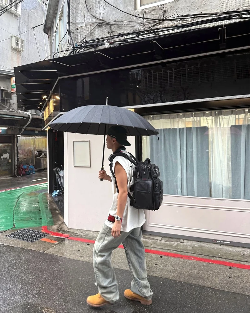 HOSHI台灣私服造型一:adidas球衣搭配丹寧長褲與美式黃靴 HOSHI台灣私服造型一:adidas球衣搭配丹寧長褲與美式黃靴