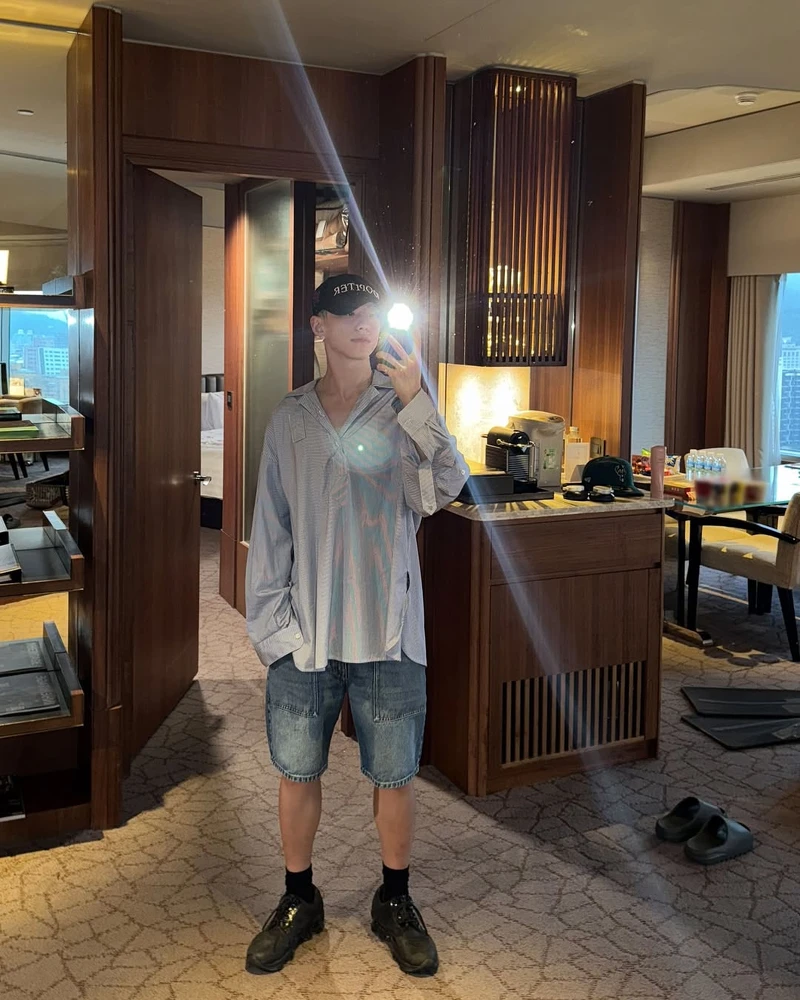 HOSHI台灣私服造型二:身穿FENDI開領襯衫搭配丹寧短褲 HOSHI台灣私服造型二:身穿FENDI開領襯衫搭配丹寧短褲