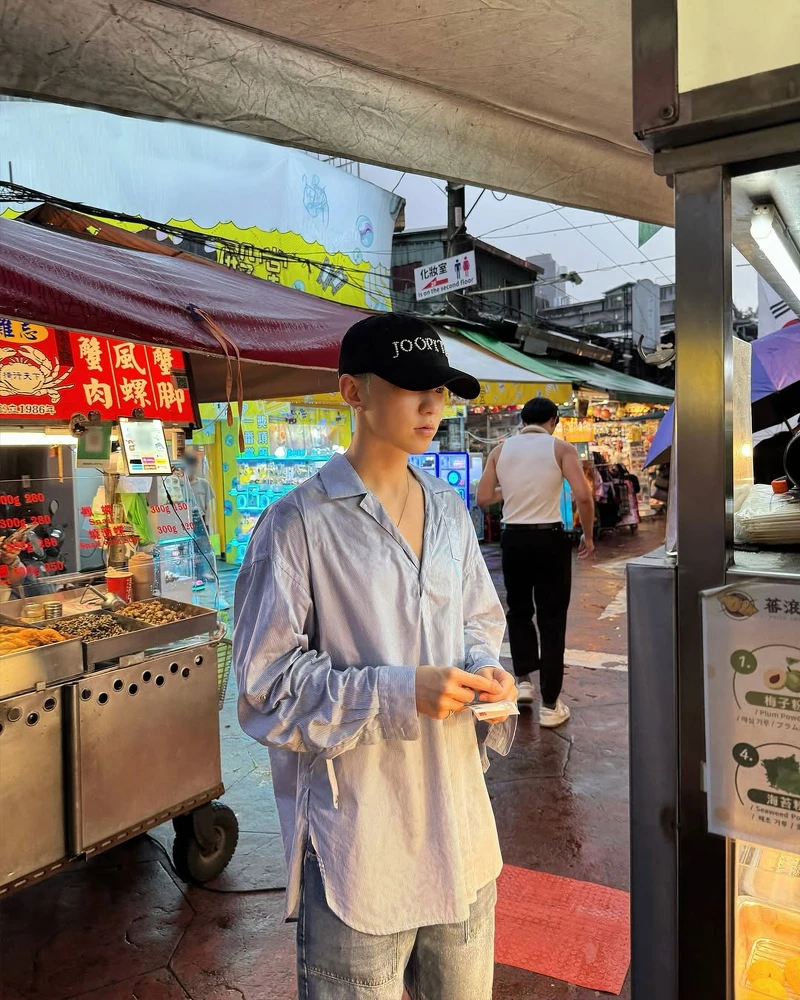 HOSHI私服穿搭,FENDI襯衫側邊開岔設計細節 HOSHI私服穿搭,FENDI襯衫側邊開岔設計細節