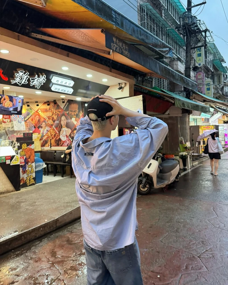 HOSHI身穿的FENDI襯衫背面字樣Logo HOSHI身穿的FENDI襯衫背面字樣Logo