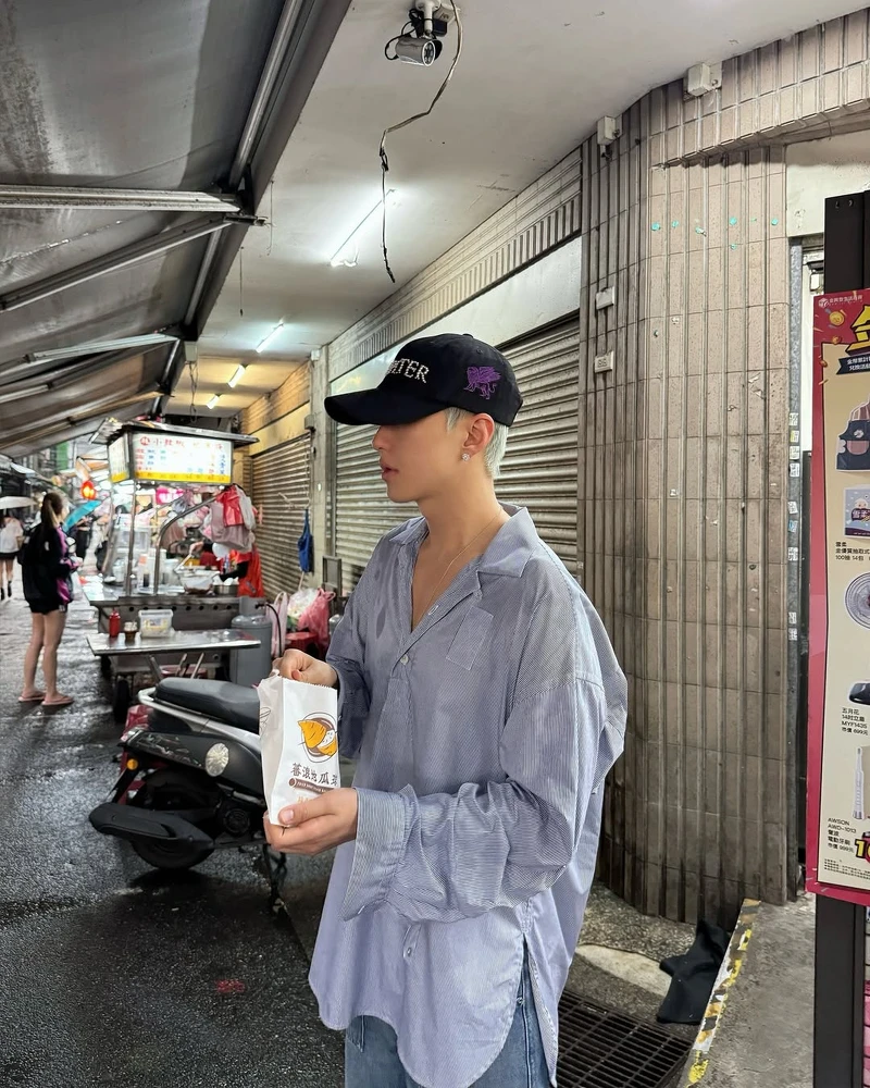 HOSHI在台灣街頭的FENDI襯衫全身穿搭 HOSHI在台灣街頭的FENDI襯衫全身穿搭