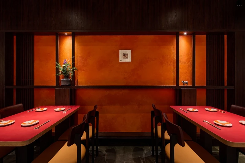 「肉料理・福」是以木質與赤陶色調打造的沉穩空間。