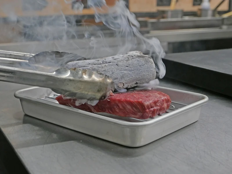 菜單則分為「啟味」、「旬野」、「暖餚」、「醇厚」與「本食」，代表從冷前菜到主食，共三十多道菜。