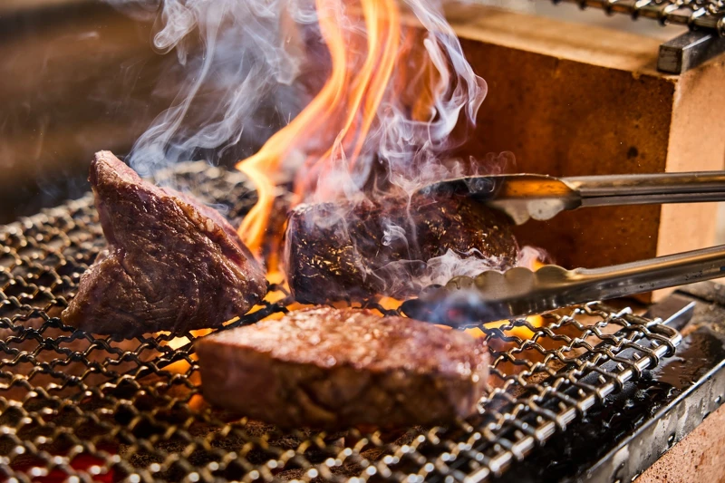 「肉料理・福」大量使用金緗雞、烏骨雞、玉露鴨等台灣優質禽肉與內臟。