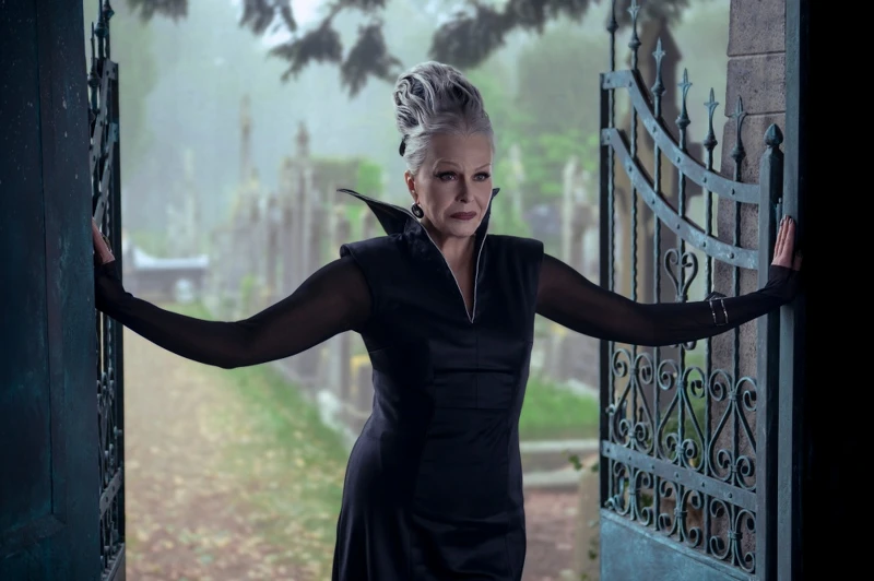 瓊安娜盧利飾演外婆海絲特佛朗普