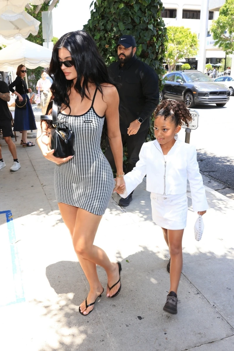 Kylie Jenner身穿緊身格紋迷你洋裝搭配黑色人字拖 Kylie Jenner身穿緊身格紋迷你洋裝搭配黑色人字拖