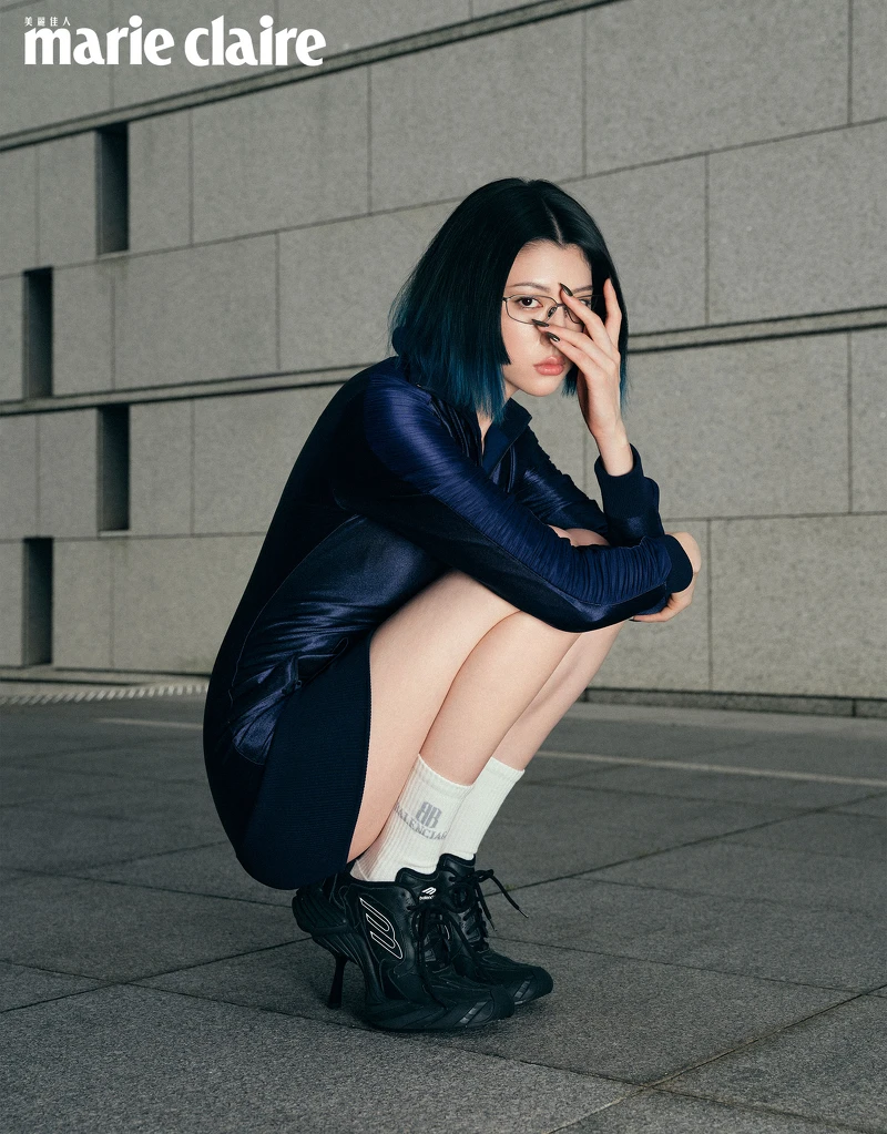 藍色運動款合身洋裝、黑色高跟運動鞋、矩形太陽眼鏡,All by Balenciaga。 藍色運動款合身洋裝、黑色高跟運動鞋、矩形太陽眼鏡,All by Balenciaga。