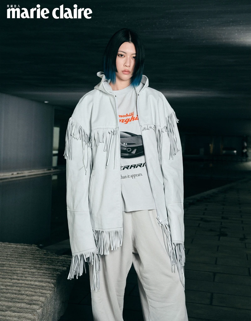 藍寶堅尼合作款流蘇皮衣、藍寶堅尼合作款T-Shirt、藍寶堅尼合作款仿舊款運動休閒褲、黑色露趾涼鞋,All by Balenciaga。 藍寶堅尼合作款流蘇皮衣、藍寶堅尼合作款T-Shirt、藍寶堅尼合作款仿舊款運動休閒褲、黑色露趾涼鞋,All by Balenciaga。