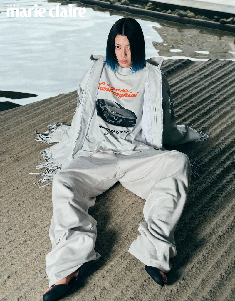 藍寶堅尼合作款流蘇皮衣、藍寶堅尼合作款T-Shirt、藍寶堅尼合作款仿舊款運動休閒褲、黑色露趾涼鞋,All by Balenciaga。 藍寶堅尼合作款流蘇皮衣、藍寶堅尼合作款T-Shirt、藍寶堅尼合作款仿舊款運動休閒褲、黑色露趾涼鞋,All by Balenciaga。