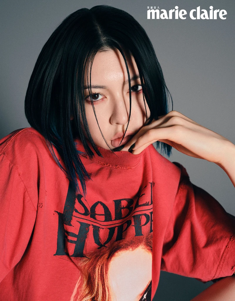 伊莎貝.雨蓓大使T-Shirt, Balenciaga。 伊莎貝.雨蓓大使T-Shirt, Balenciaga。