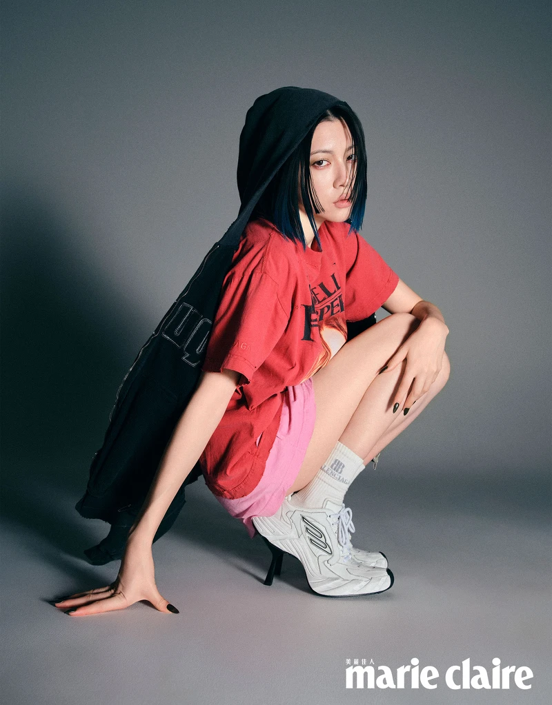 伊莎貝.雨蓓大使T-Shirt、粉色短裙、黑色拉鍊外套、白色高跟運動鞋,All by Balenciaga。 伊莎貝.雨蓓大使T-Shirt、粉色短裙、黑色拉鍊外套、白色高跟運動鞋,All by Balenciaga。