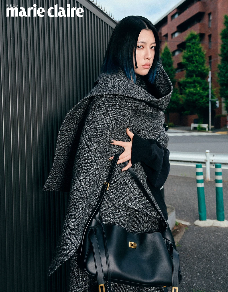 格子披巾外套、深藍色針織毛衣、黑色破壞仿舊款長褲、黑色高跟拖鞋、小型黑色肩背手提包、貓眼太陽眼鏡,All by Balenciaga。 格子披巾外套、深藍色針織毛衣、黑色破壞仿舊款長褲、黑色高跟拖鞋、小型黑色肩背手提包、貓眼太陽眼鏡,All by Balenciaga。