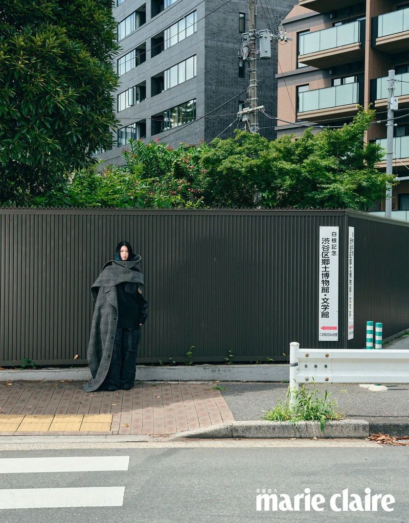 格子披巾外套、深藍色針織毛衣、黑色破壞仿舊款長褲、黑色高跟拖鞋、小型黑色肩背手提包、貓眼太陽眼鏡,All by Balenciaga。 格子披巾外套、深藍色針織毛衣、黑色破壞仿舊款長褲、黑色高跟拖鞋、小型黑色肩背手提包、貓眼太陽眼鏡,All by Balenciaga。