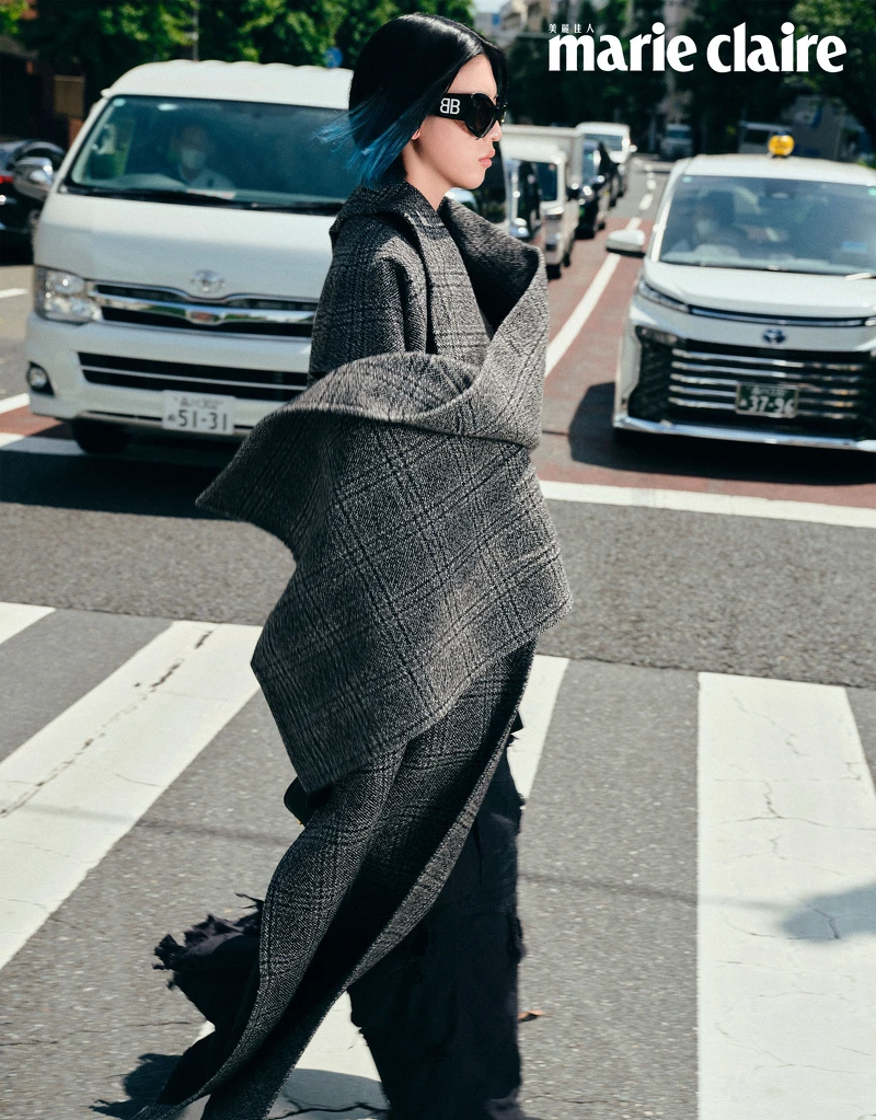 格子披巾外套、深藍色針織毛衣、黑色破壞仿舊款長褲、黑色高跟拖鞋、小型黑色肩背手提包、貓眼太陽眼鏡,All by Balenciaga。 格子披巾外套、深藍色針織毛衣、黑色破壞仿舊款長褲、黑色高跟拖鞋、小型黑色肩背手提包、貓眼太陽眼鏡,All by Balenciaga。