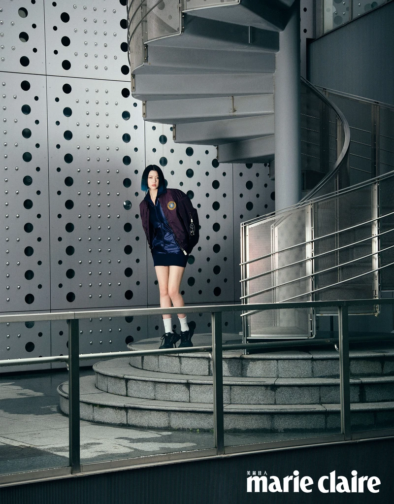 紫紅色棒球外套、藍色運動款合身洋裝、黑色高跟運動鞋,All by Balenciaga。 紫紅色棒球外套、藍色運動款合身洋裝、黑色高跟運動鞋,All by Balenciaga。