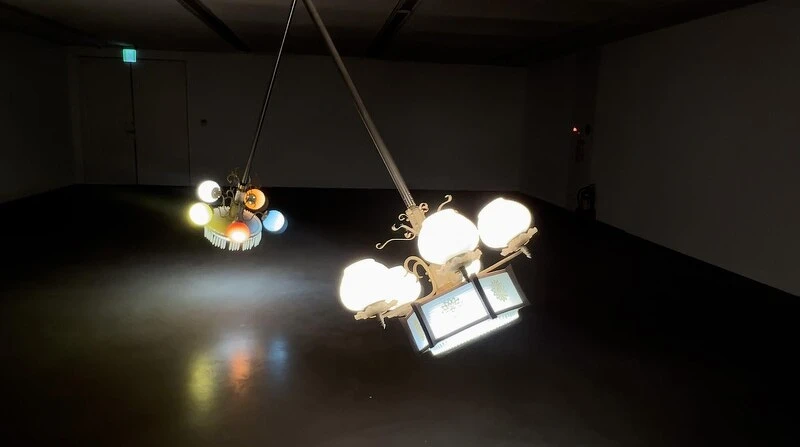 彭弘智,《開光的吊燈》,2024。圖像由藝術家與北美館提供。 彭弘智,《開光的吊燈》,2024。圖像由藝術家與北美館提供。