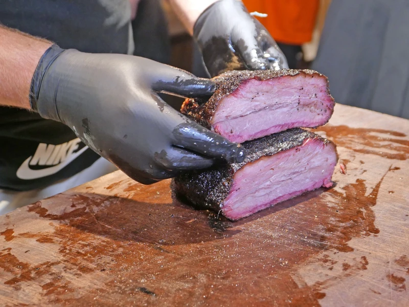 「Dayne’s」的餐點吃來不是印象中甜鹹厚重的感受，而是輕柔的煙香與肉本身的風味。