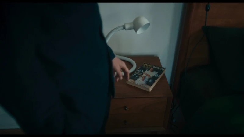 麥可的床頭擺著一本《廚房機密檔案》。