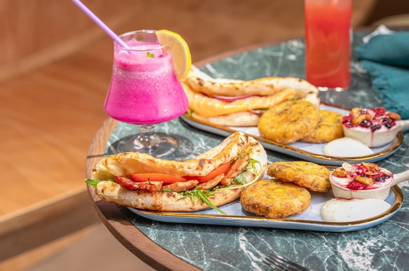 全新菜色「披薩三明治」。