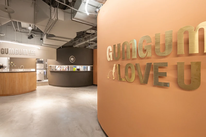 室內以大地色調和弧形線條打造出自然柔和的用餐氛圍。