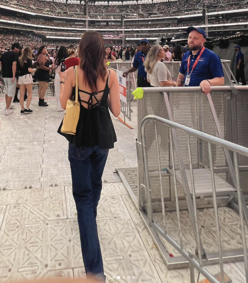 歐膩將Pin Twist的長背帶隨性地掛在肩上，讓沉穩的深色穿搭立刻被點亮，一眼驚豔。