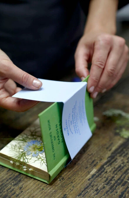 Mulberry 2015春夏倫敦時裝周-正在製作手工邀請函