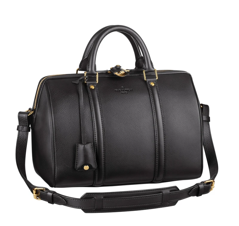 Louis Vuitton 黑色手提肩背包，呼應 Anna Ewers 喜愛的大尺寸實用包款。