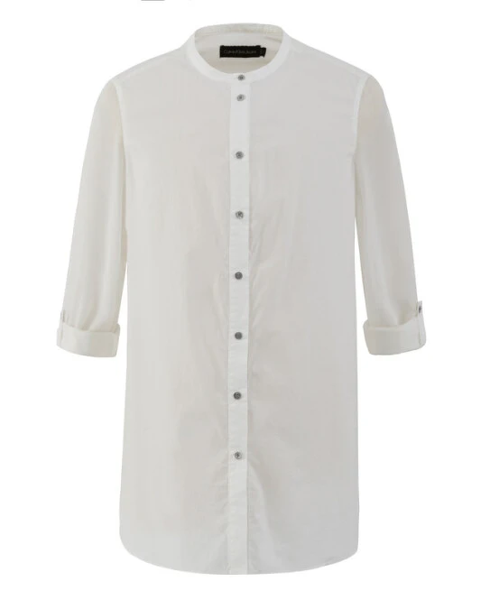 Calvin Klein 白色長版襯衫,Anna Ewers 私服中常見的百搭單品。