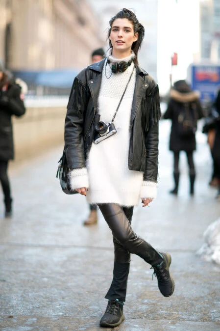 伸展台下,Mamon Leloup 對著鏡頭開懷大笑,展現古靈精怪的一面。