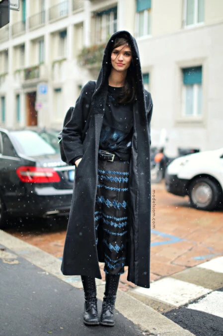 Mamon Leloup 的街拍造型,展現其身為模特的強大氣場。