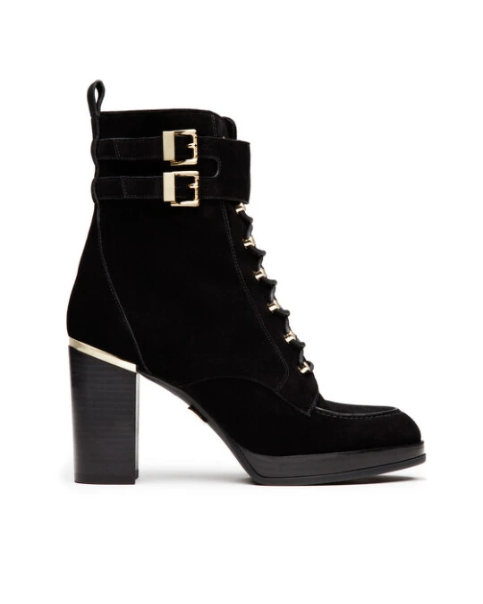 Michael Kors 麂皮金釦裝飾高跟靴,為優雅造型增添帥氣元素。