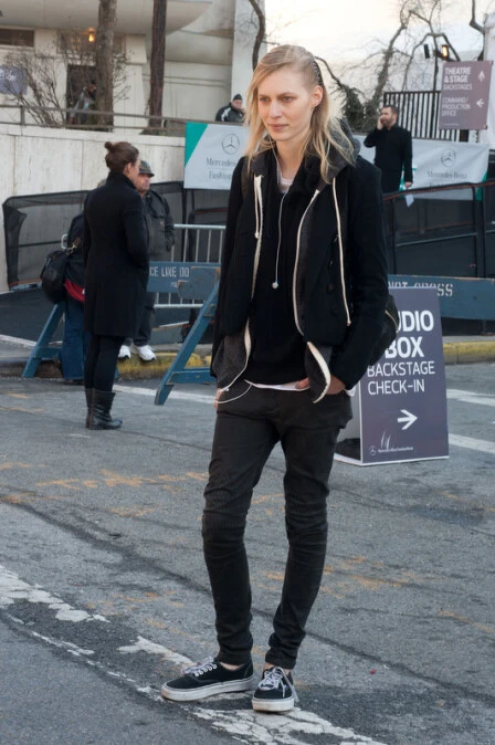 澳洲名模 Julia Nobis 的街拍造型，以簡約上衣搭配牛仔褲與布鞋，展現率性風格。