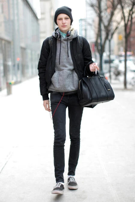 Julia Nobis 身穿厚磅連帽T恤，搭配全罩式耳機，呈現她標誌性的休閒運動風。