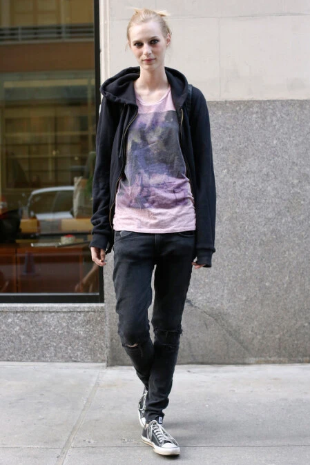 Julia Nobis 走在街頭，風格輕鬆自在。