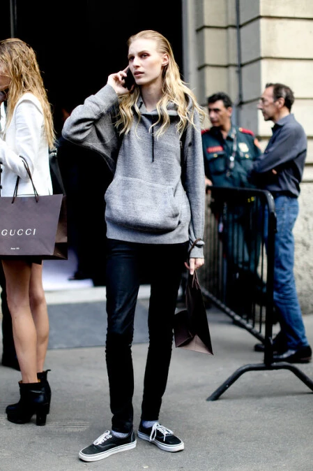 Julia Nobis 運用基本單品，輕鬆打造個人化的時尚運動感。