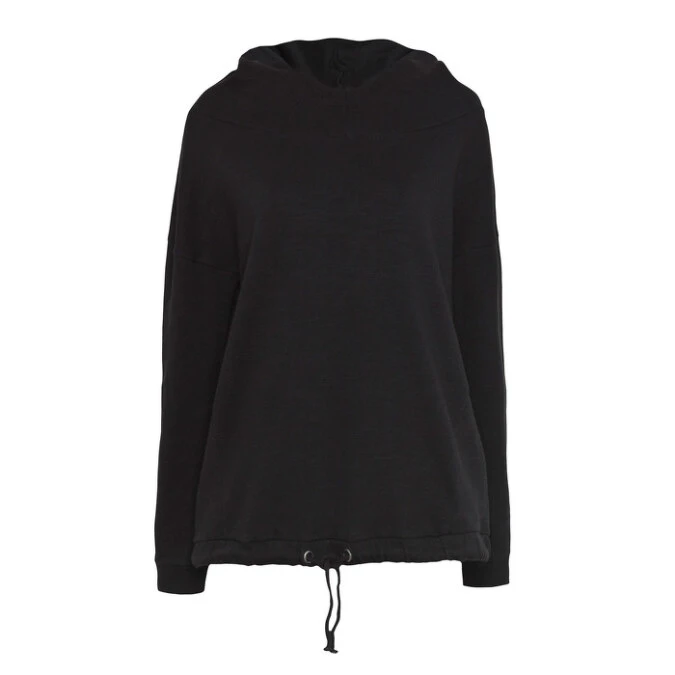 Pull & Bear 連帽棉質外套，打造 Julia Nobis 風格的必備單品。