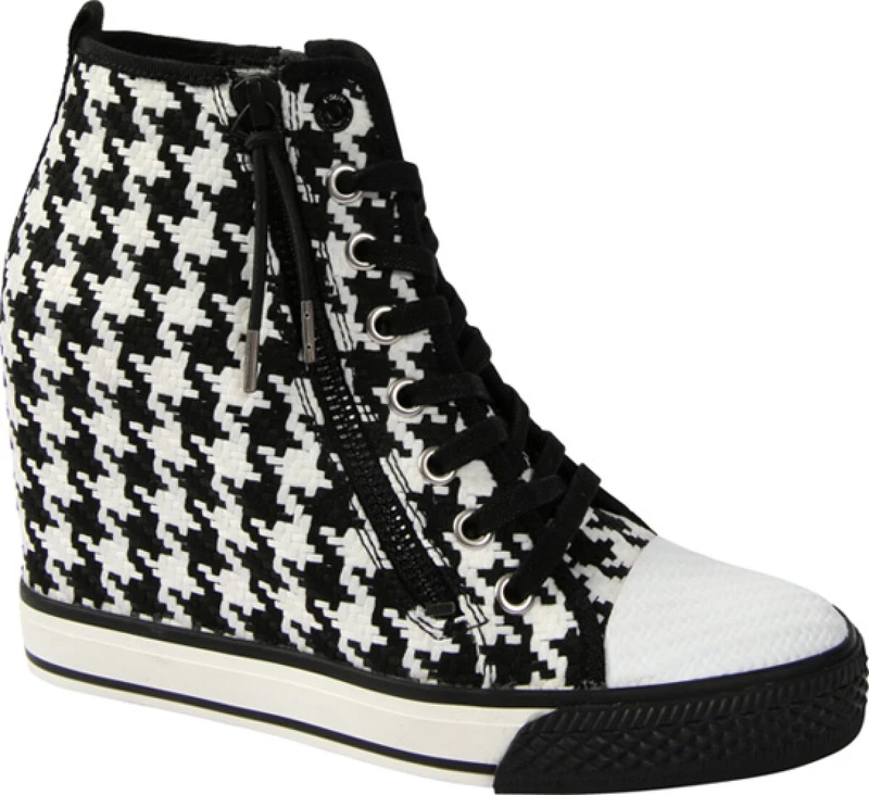 DKNY 千鳥格紋中筒鞋，呼應 Julia Nobis 熱愛的舒適布鞋穿搭。