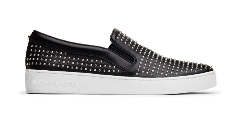 MICHAEL Michael Kors 黑色皮質鉚釘膠底鞋，在運動風中加入一絲龐克巧思。