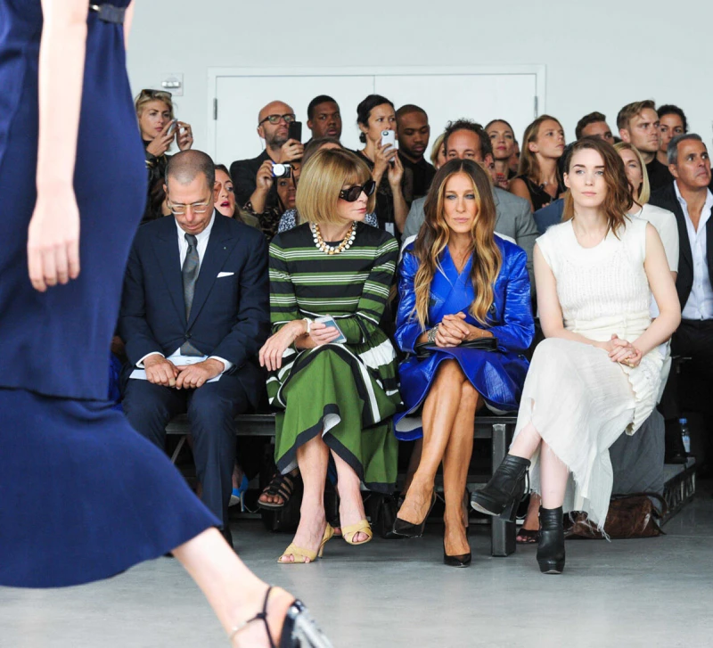 安娜溫圖、莎拉潔西卡派克、魯妮瑪拉一同看展