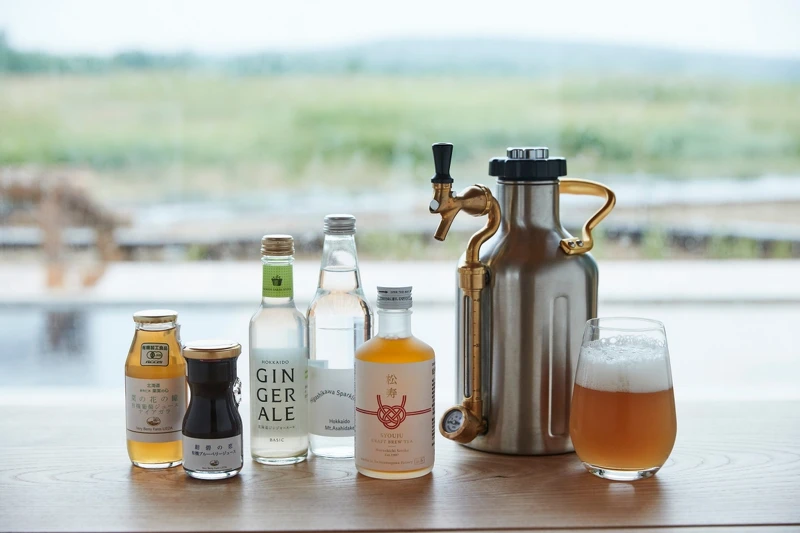 冰箱的迷你吧還準備了精釀啤酒,以及嚴選的北海道製飲品。 冰箱的迷你吧還準備了精釀啤酒,以及嚴選的北海道製飲品。