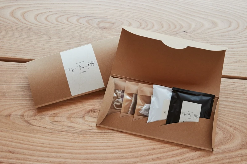 特製的茶包與咖啡濾掛包。 特製的茶包與咖啡濾掛包。