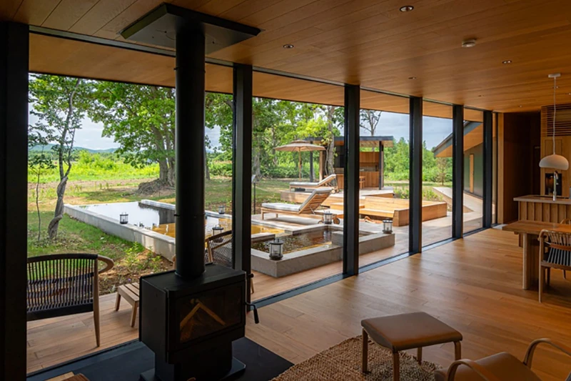 在客廳就能望相一片開闊的草原景色。 在客廳就能望相一片開闊的草原景色。