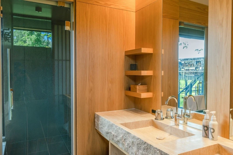 也有室內溫泉池,此為洗手台空間。 也有室內溫泉池,此為洗手台空間。