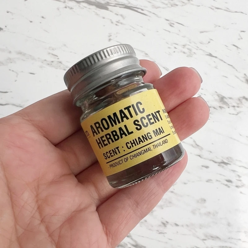 泰國清邁香氛品牌hom的天然草本醒腦瓶。 泰國清邁香氛品牌hom的天然草本醒腦瓶。