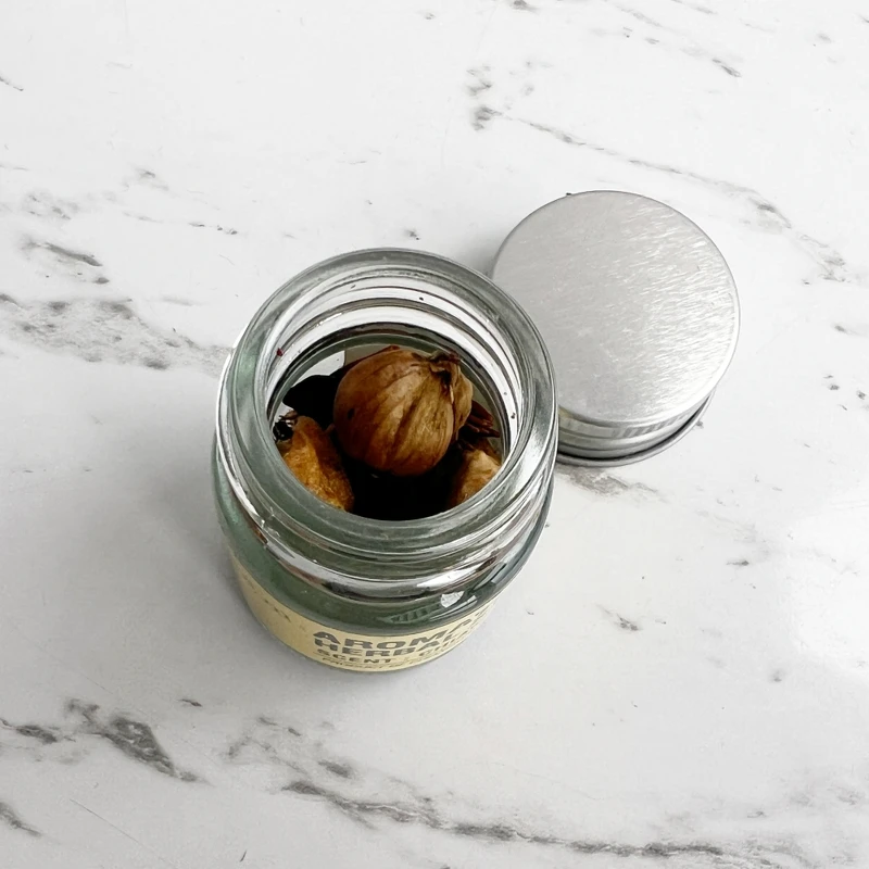 泰國清邁香氛品牌hom的天然草本醒腦瓶內容物。 泰國清邁香氛品牌hom的天然草本醒腦瓶內容物。