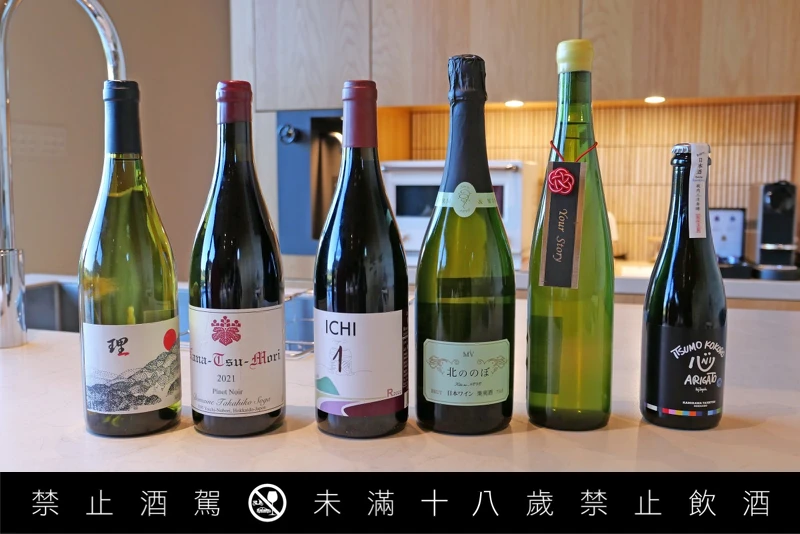 侍酒師挑選許多日本葡萄酒、清酒等等搭配餐點。 侍酒師挑選許多日本葡萄酒、清酒等等搭配餐點。