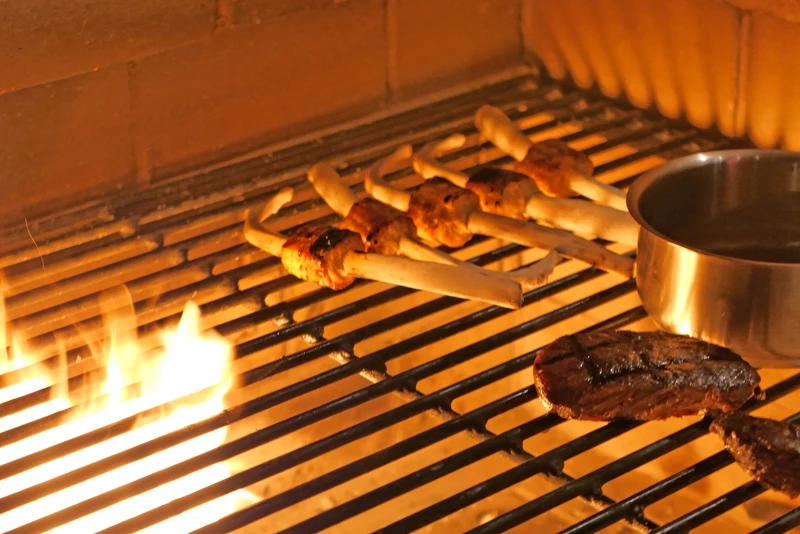 料理長以柴火升溫,運用西式料理手法演繹北海道旬味。 料理長以柴火升溫,運用西式料理手法演繹北海道旬味。